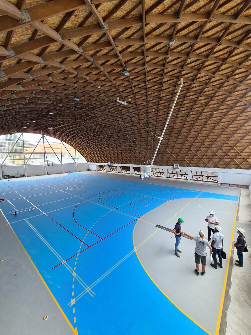 Gymnase à charpente bois, sol sportif posé par la GERS
