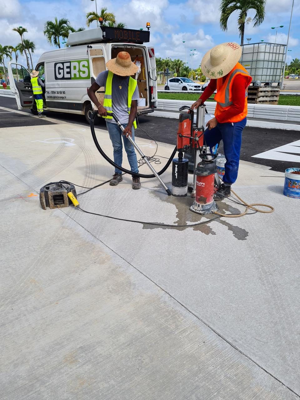 Équipe GERS au marquage au sol, carottage et signalisation routière