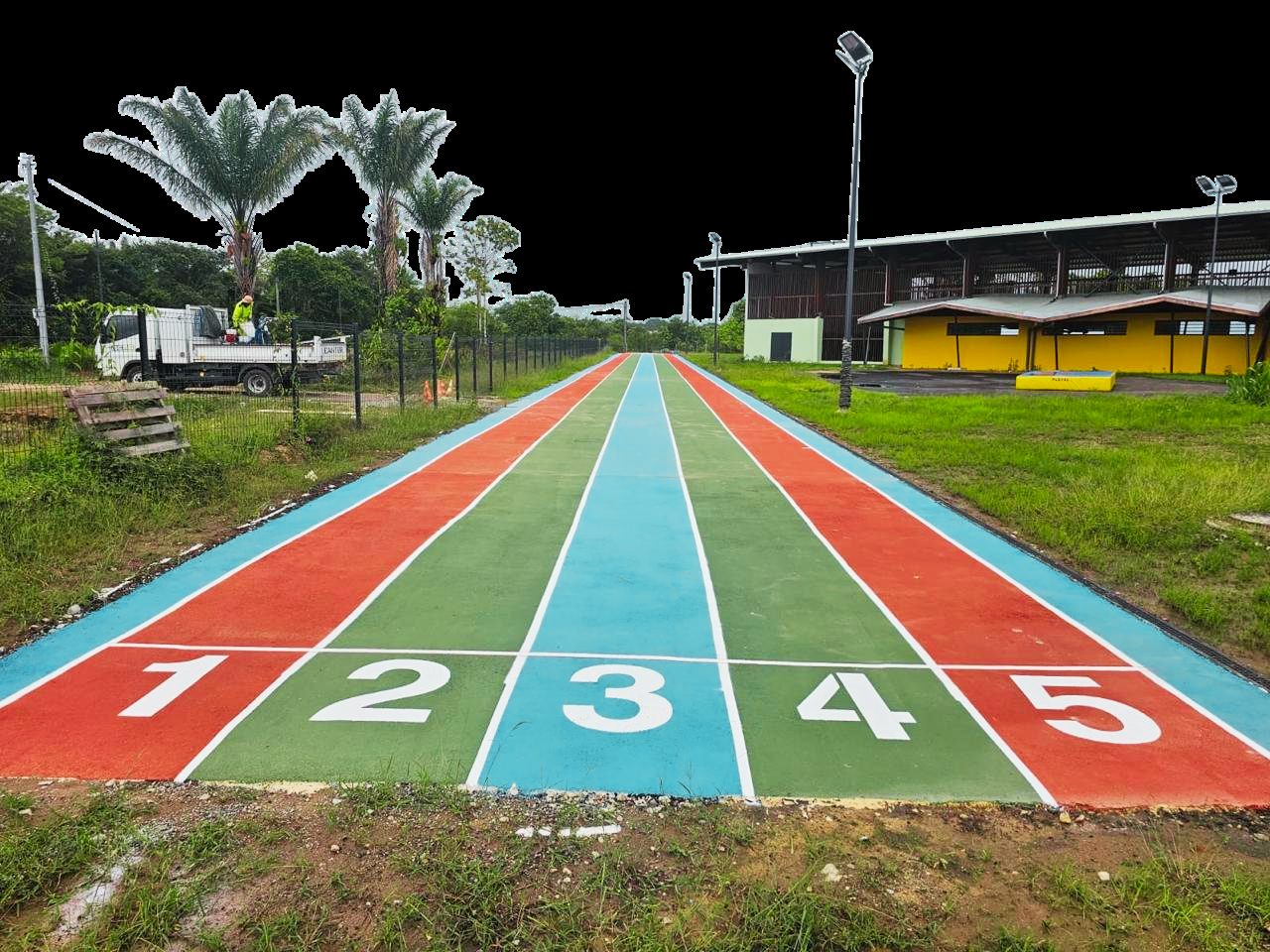 Piste d'athlétisme cinq couloirs, réalisation GERS en Guyane